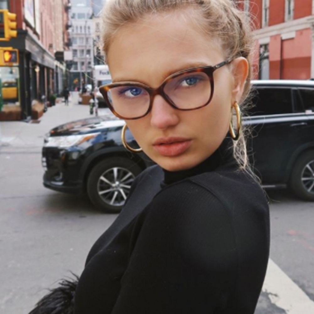 💎NEW💎GOLD TONE HOLLOW HOOP - Picture 3 of 7